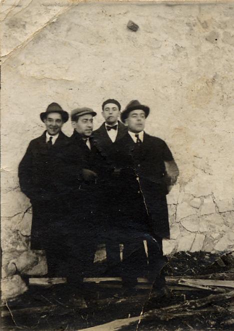 El fundador, primer per la dreta, amb uns amics a la Cervera de principis de segle XX